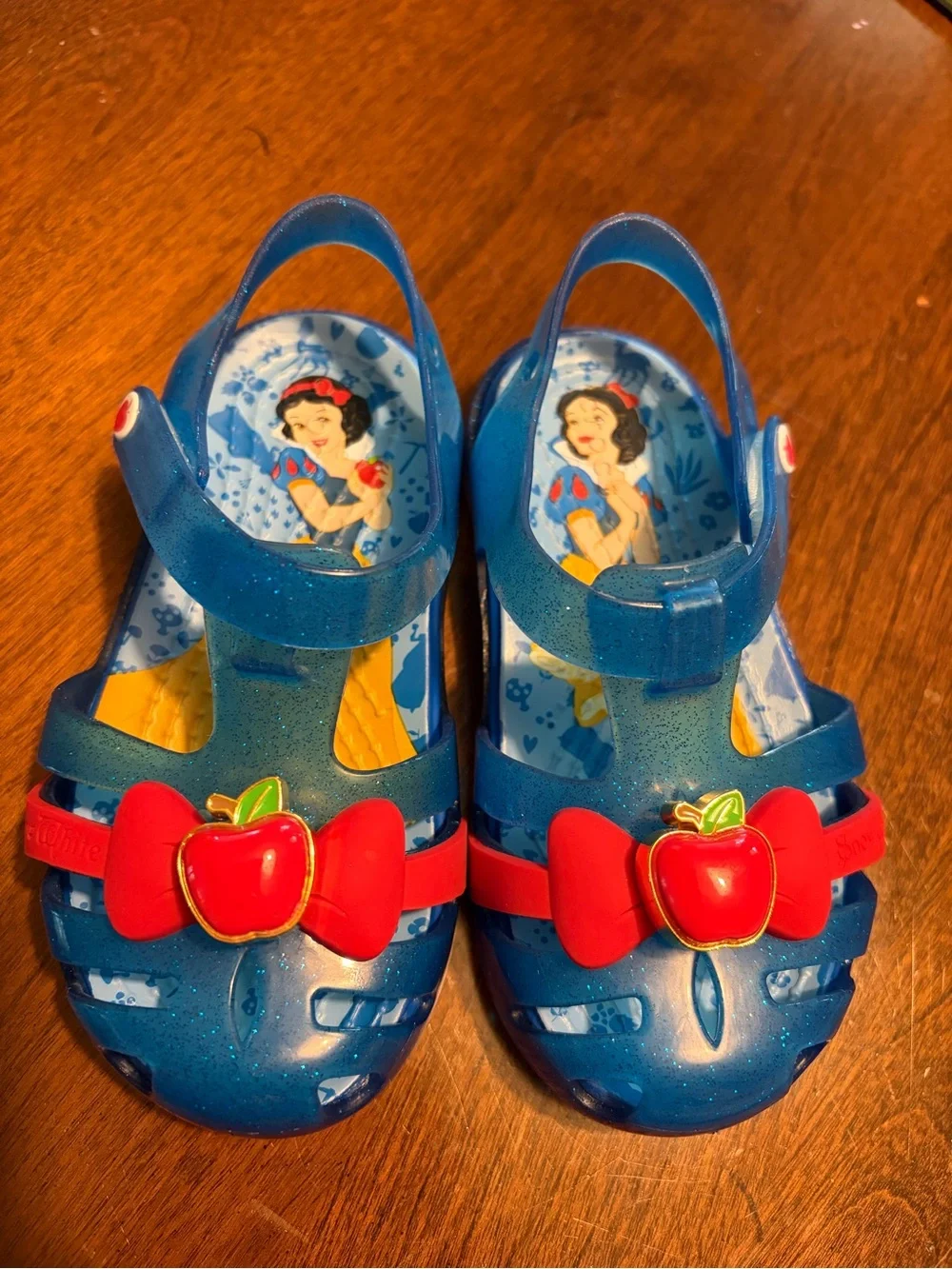 Snow White Crocs Sandals Toddler 7